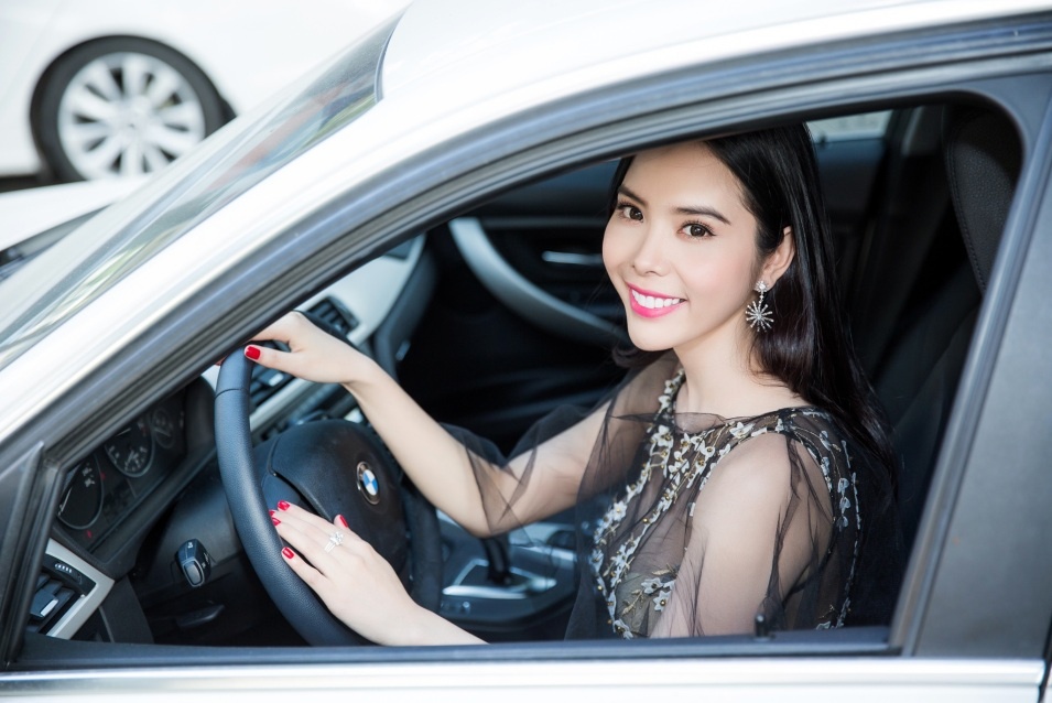 A khoi Huynh Vy goi cam, lai xe sang du su kien hinh anh