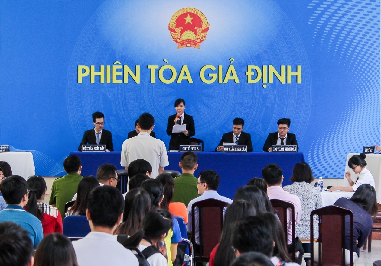 Luat kinh te - 'nganh quyen luc' trong thoi ky hoi nhap hinh anh