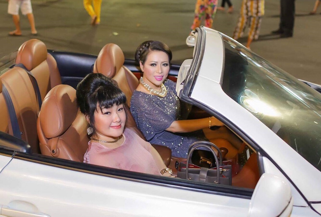 Hoa hau Kristine Thao Lam lai xe sang di xem liveshow hinh anh