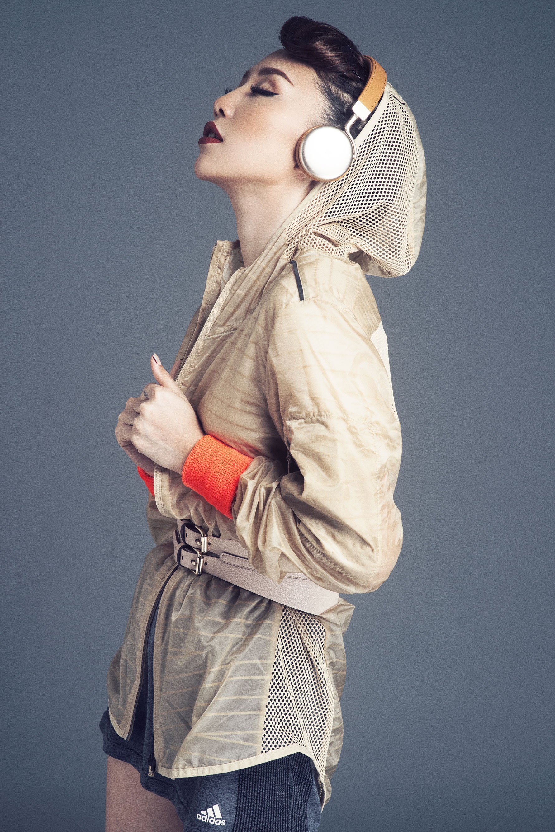 Toc Tien nang dong goi cam trong trang phuc la anh 7