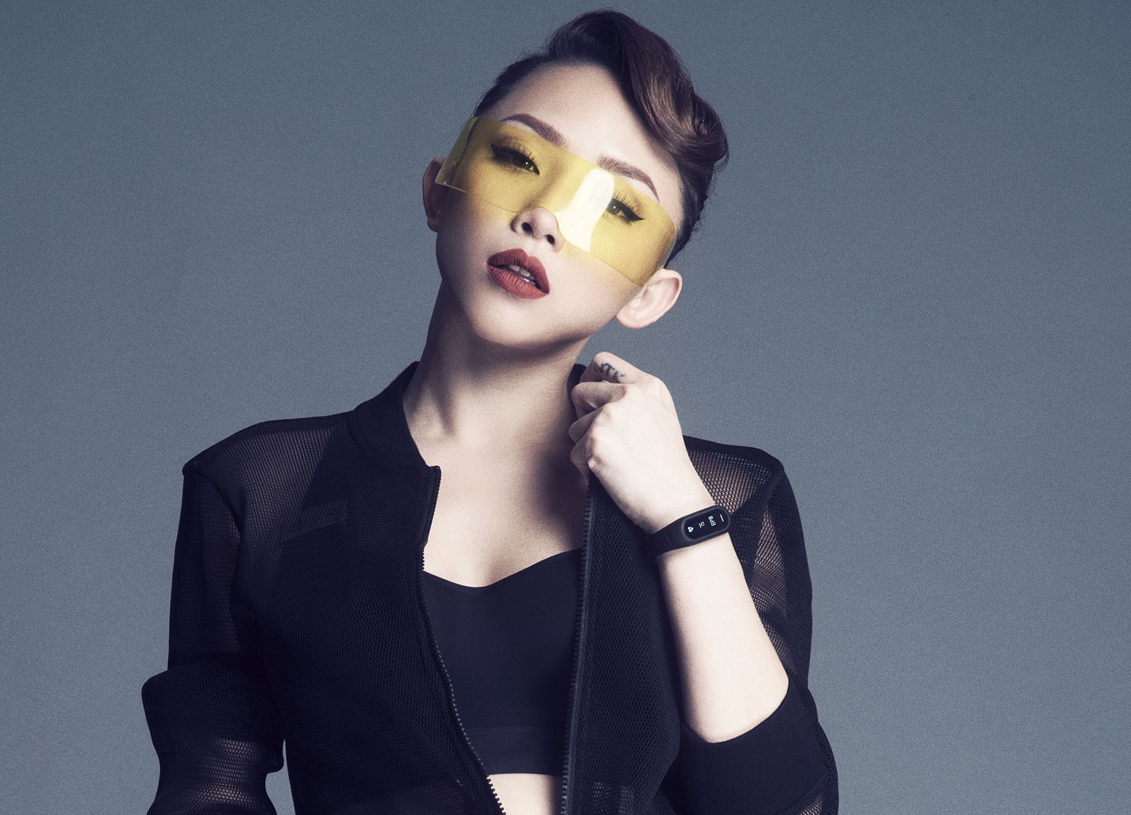 Toc Tien nang dong, goi cam trong trang phuc la hinh anh