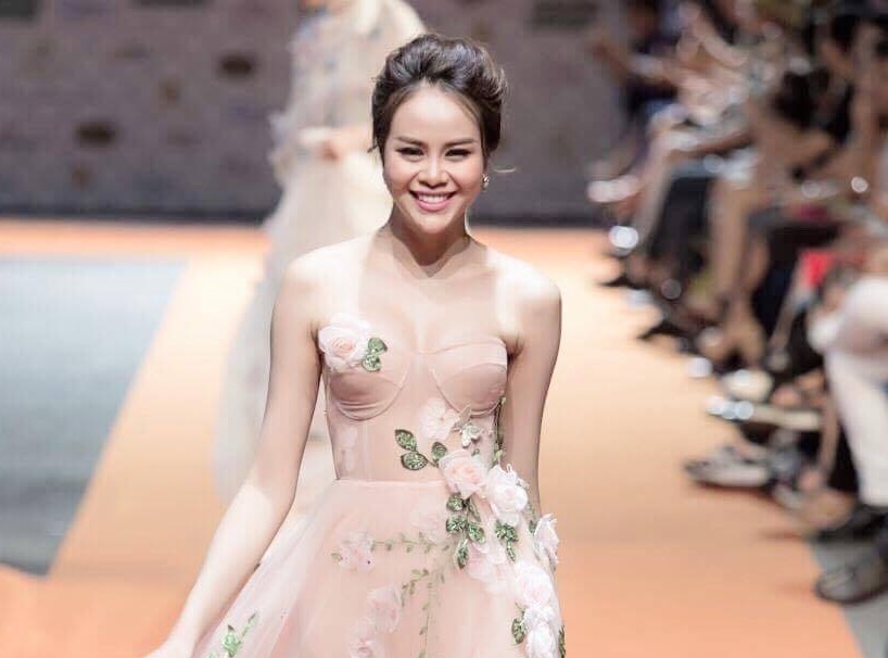 Sella Truong hoa nang tho trong BST 'Mua hoa bay' cua NTK Hoa Nguyen hinh anh