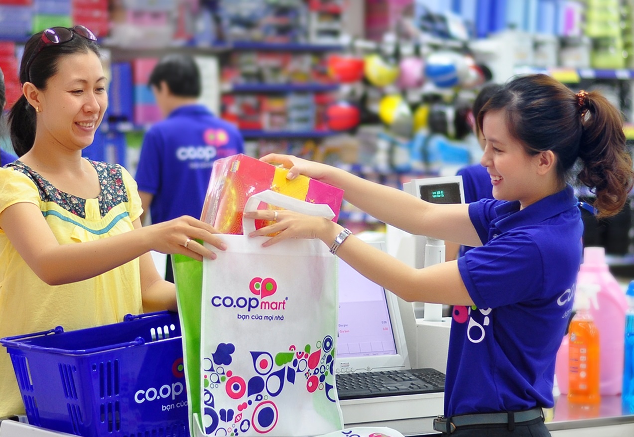 Co.opmart tang qua mien phi cho khach hang co the thanh vien hinh anh