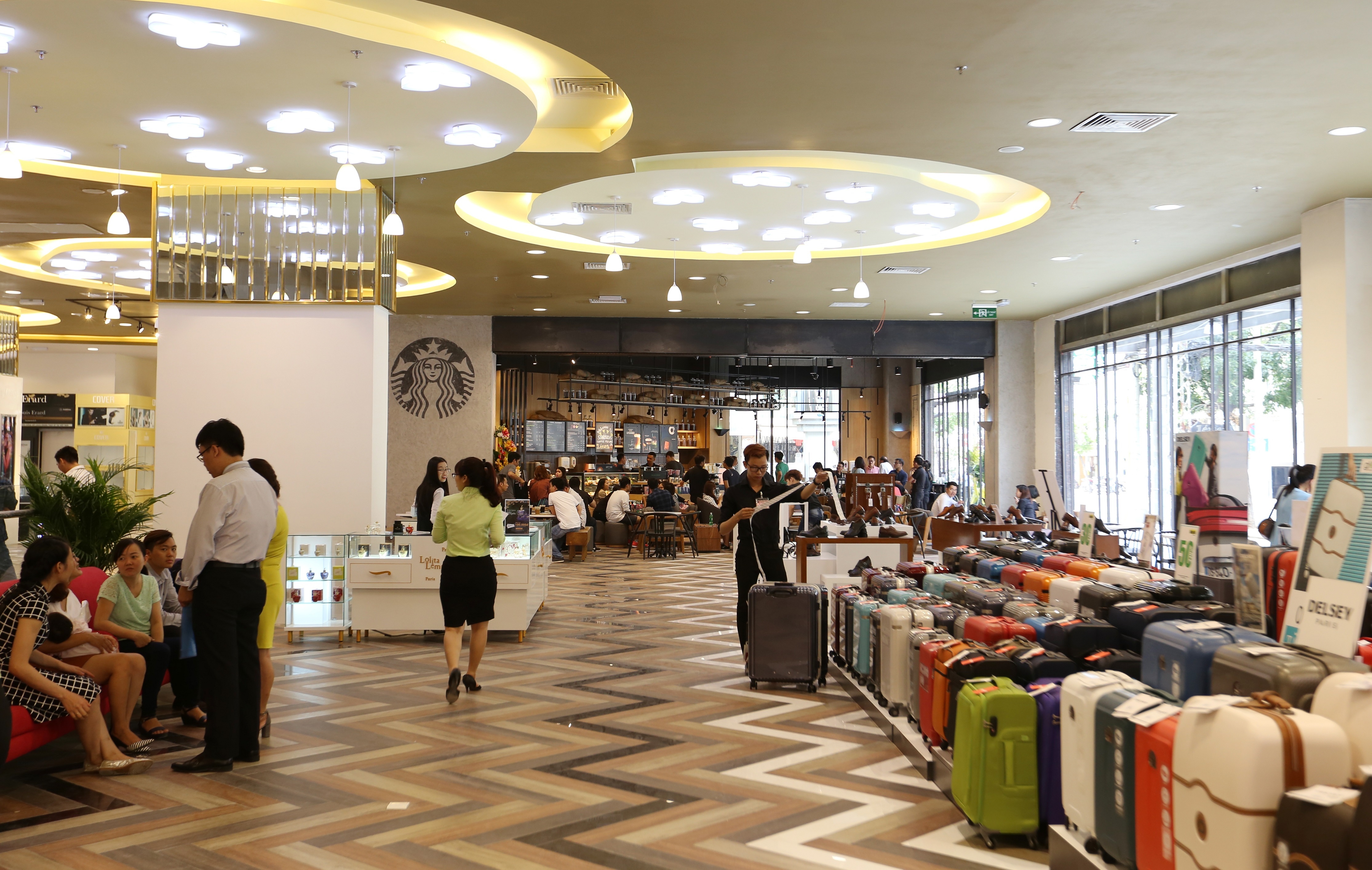 khai truong trung tam thuong mai tai quan 3 anh 2