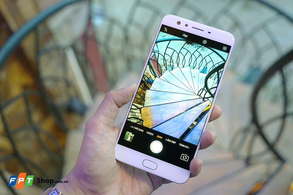 FPT Shop tang qua tri gia 2 trieu dong cho khach dat mua Oppo F3 Plus hinh anh