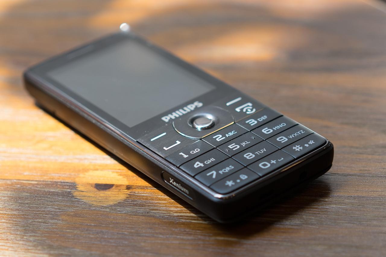 Philips ra mat mau dien thoai ban phim E570 hinh anh