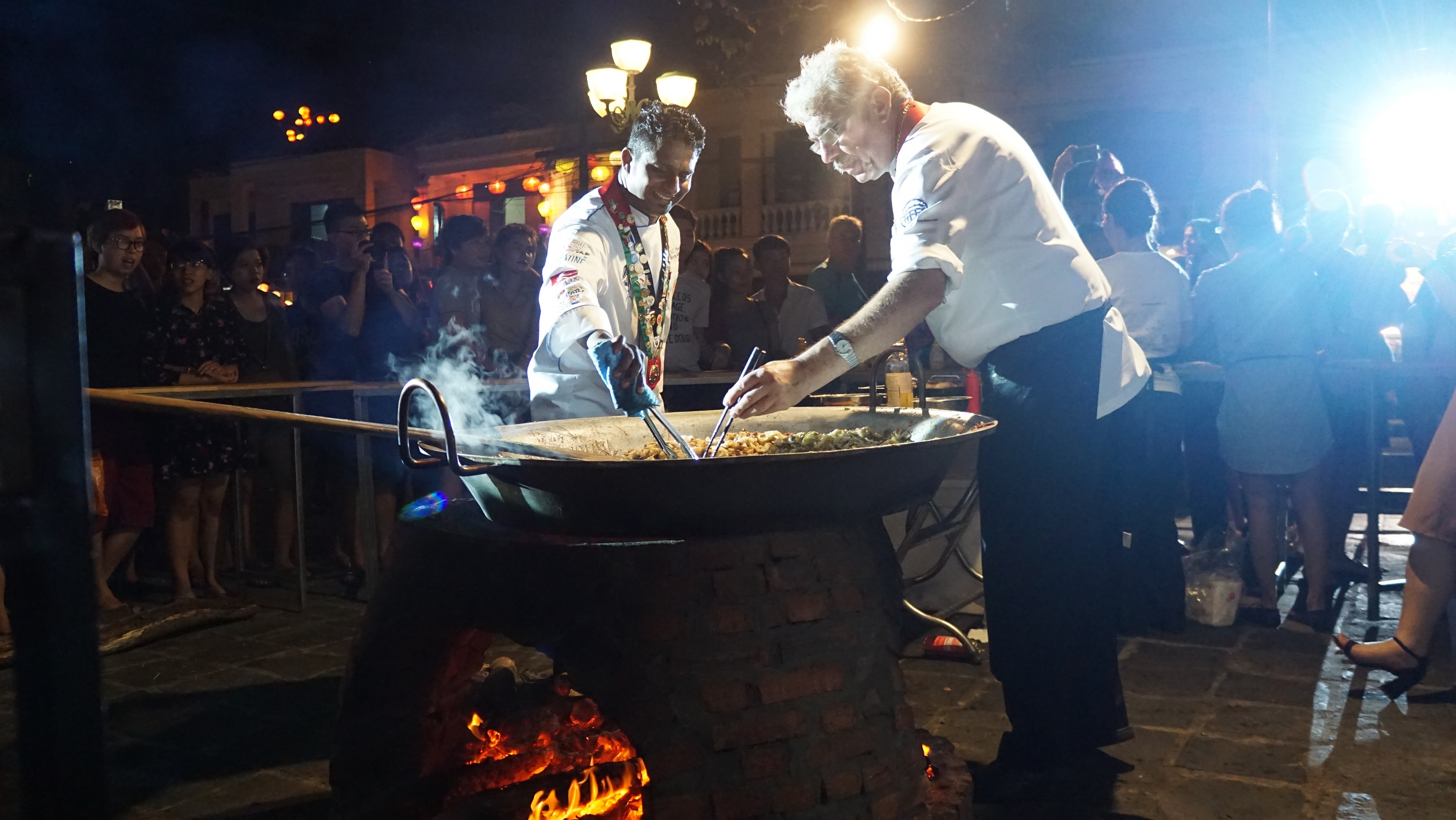 vong quanh am thuc the gioi ngay tai Hoi An anh 8