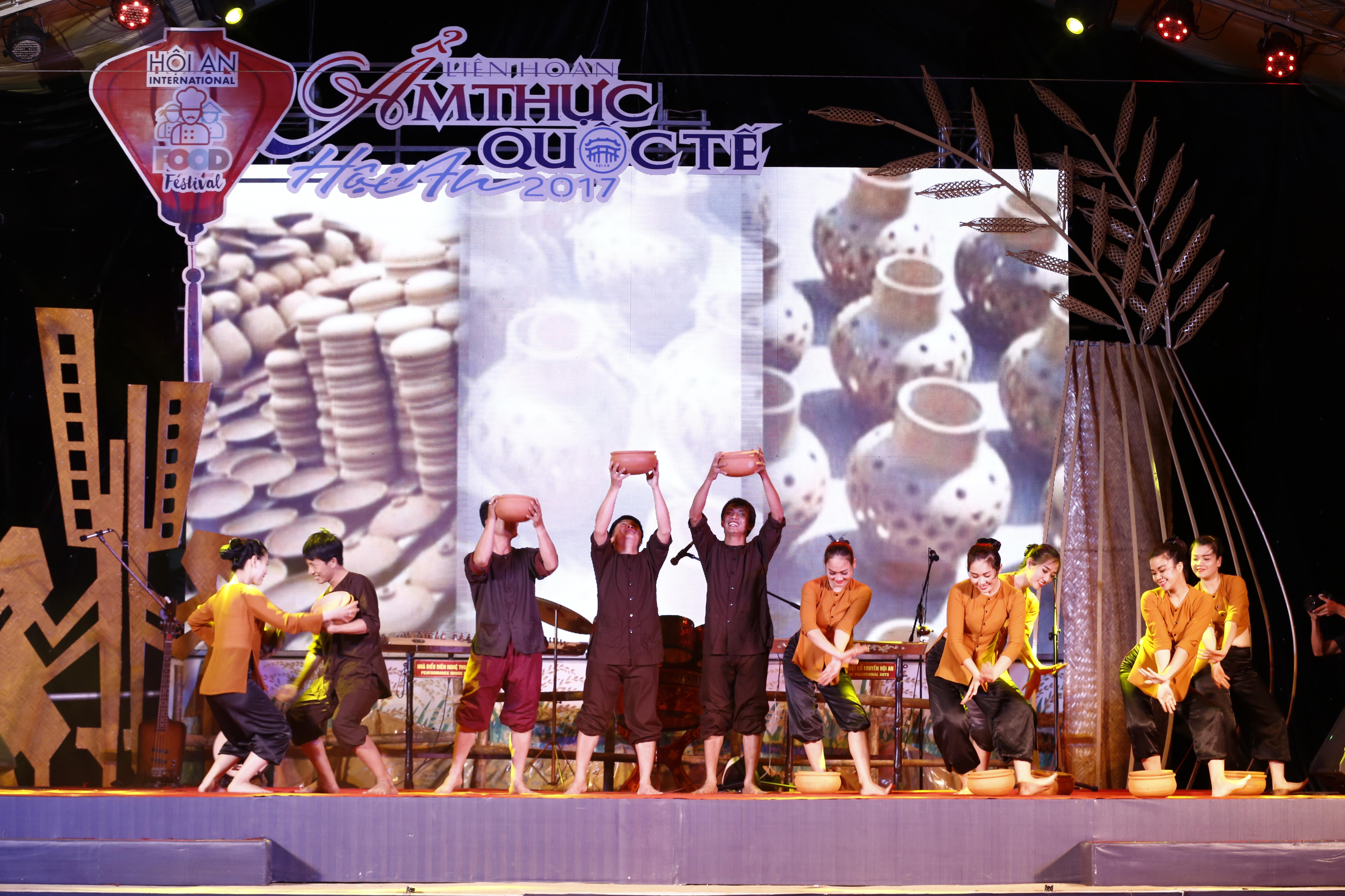 vong quanh am thuc the gioi ngay tai Hoi An anh 11