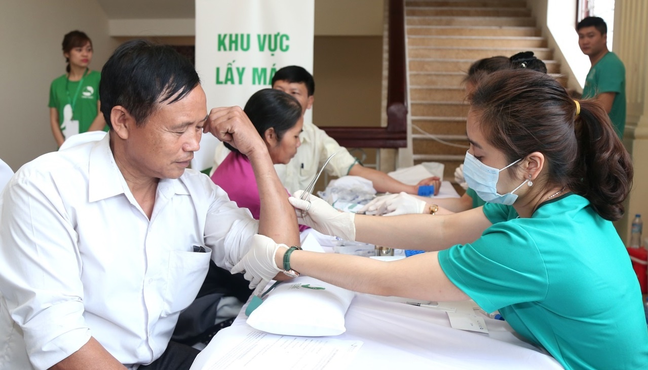 Nguoi dan Thanh Hoa ngoi hang dai doi kham tam soat ung thu mien phi hinh anh