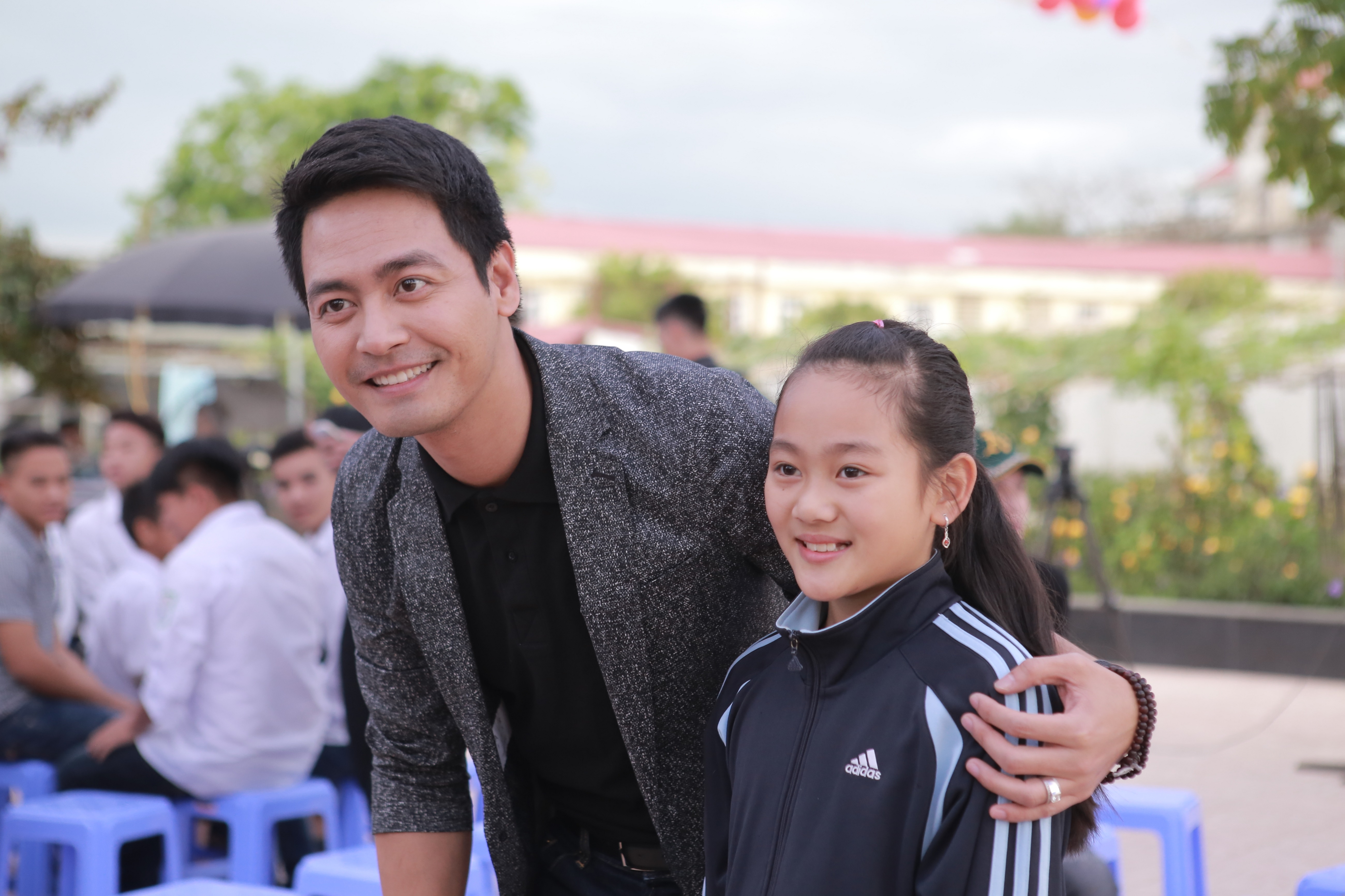 Phan Anh va Thien Minh tiep suc cho tre em Tay Bac anh 1