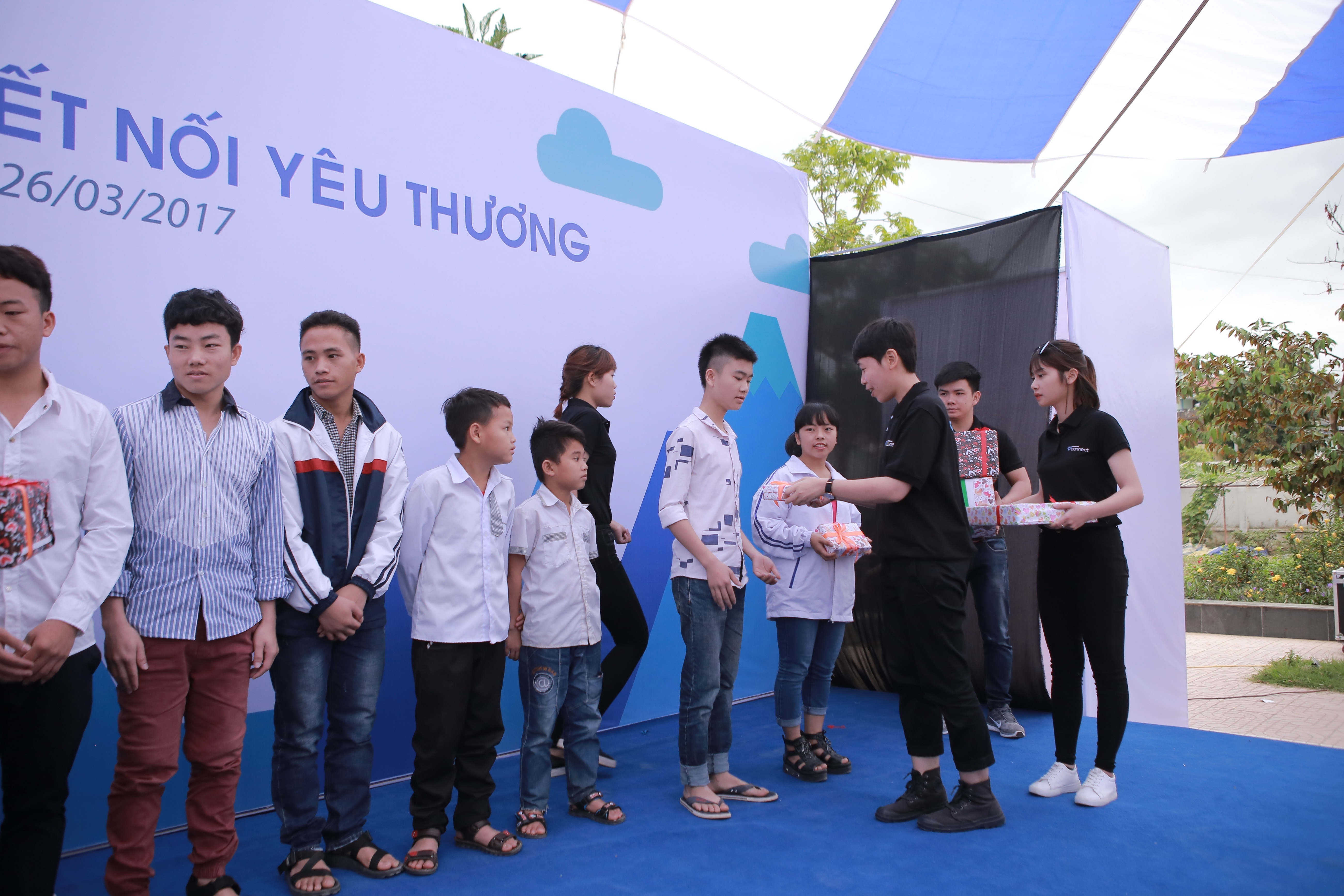 Phan Anh va Thien Minh tiep suc cho tre em Tay Bac anh 7