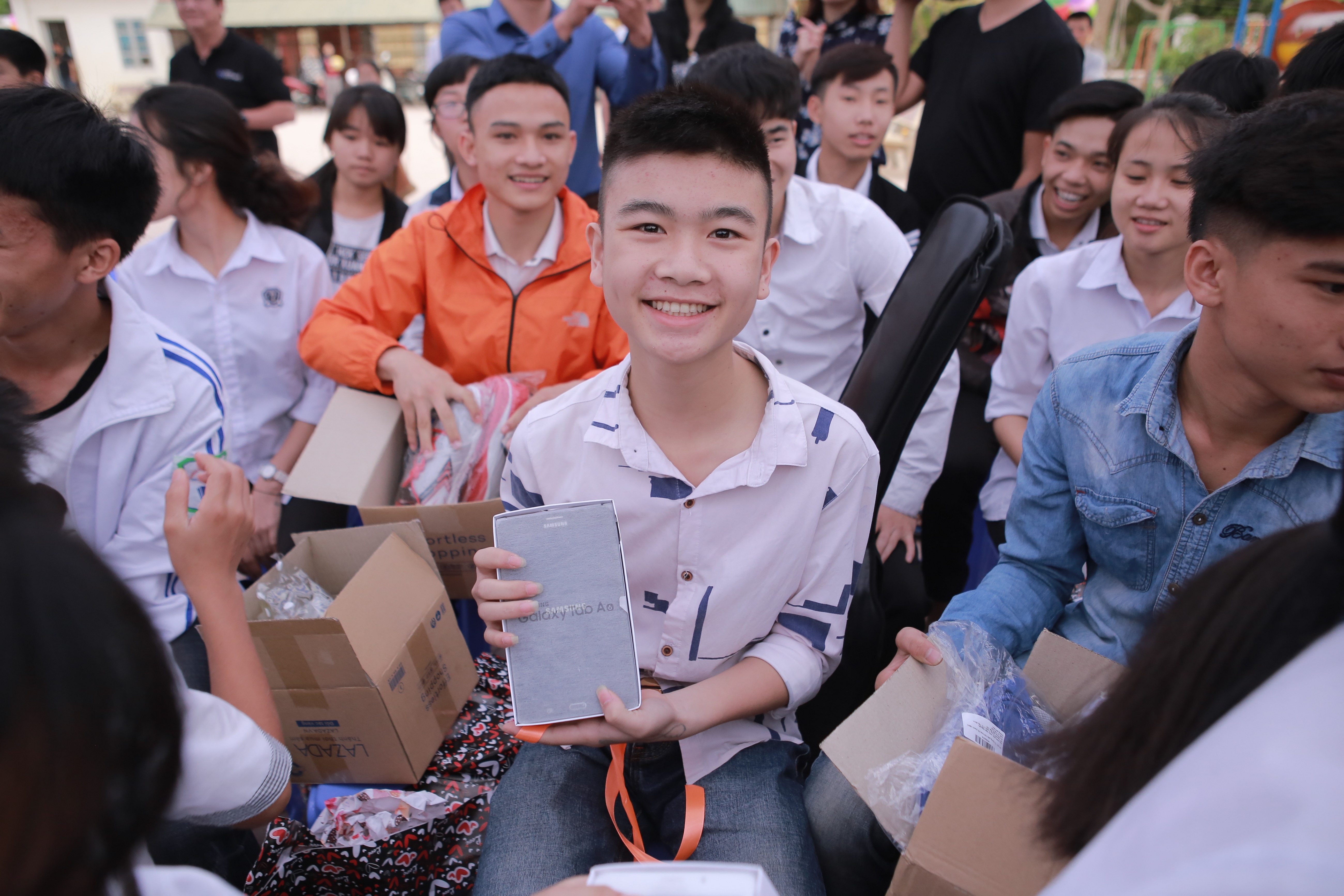 Phan Anh va Thien Minh tiep suc cho tre em Tay Bac anh 9