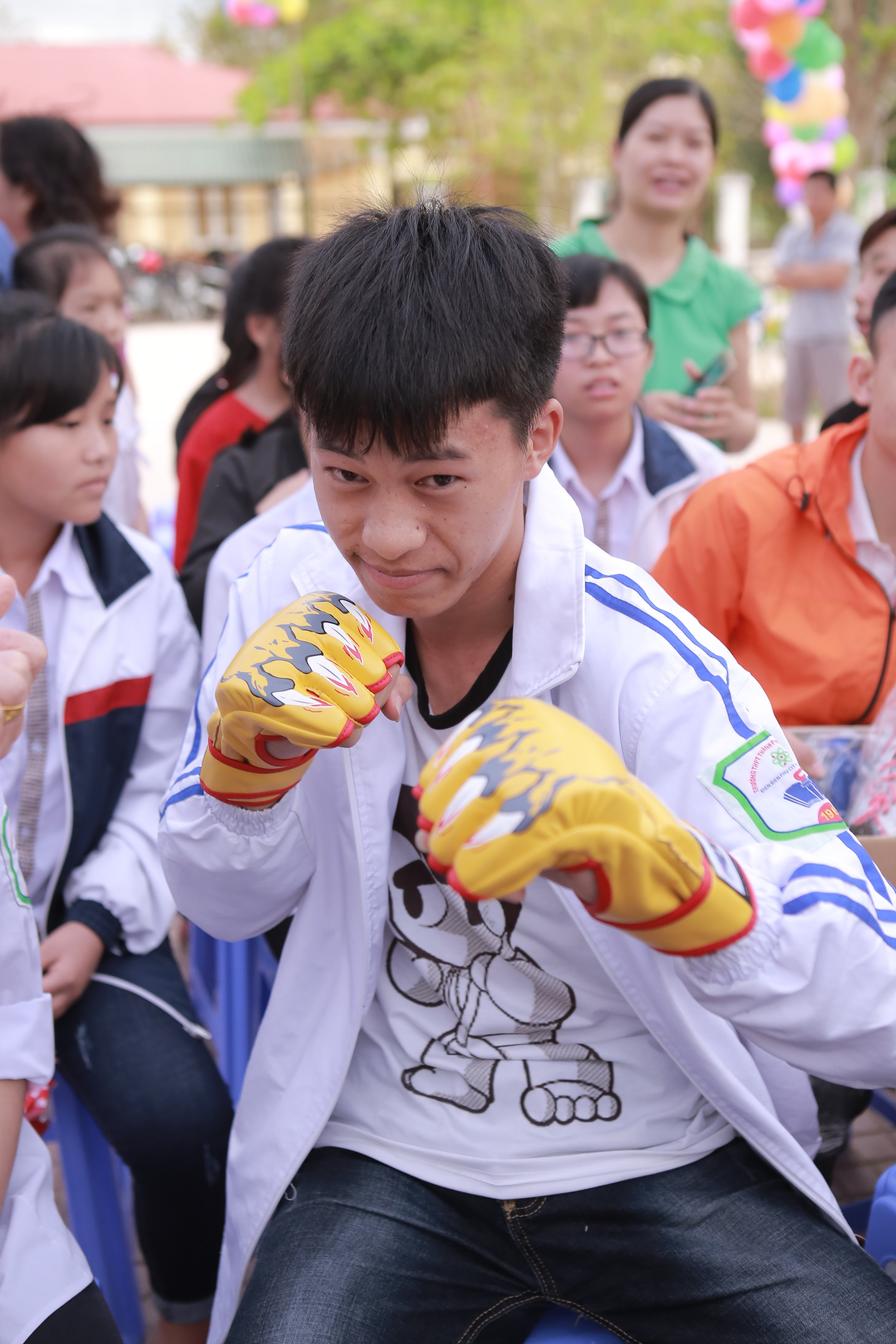 Phan Anh va Thien Minh tiep suc cho tre em Tay Bac anh 4