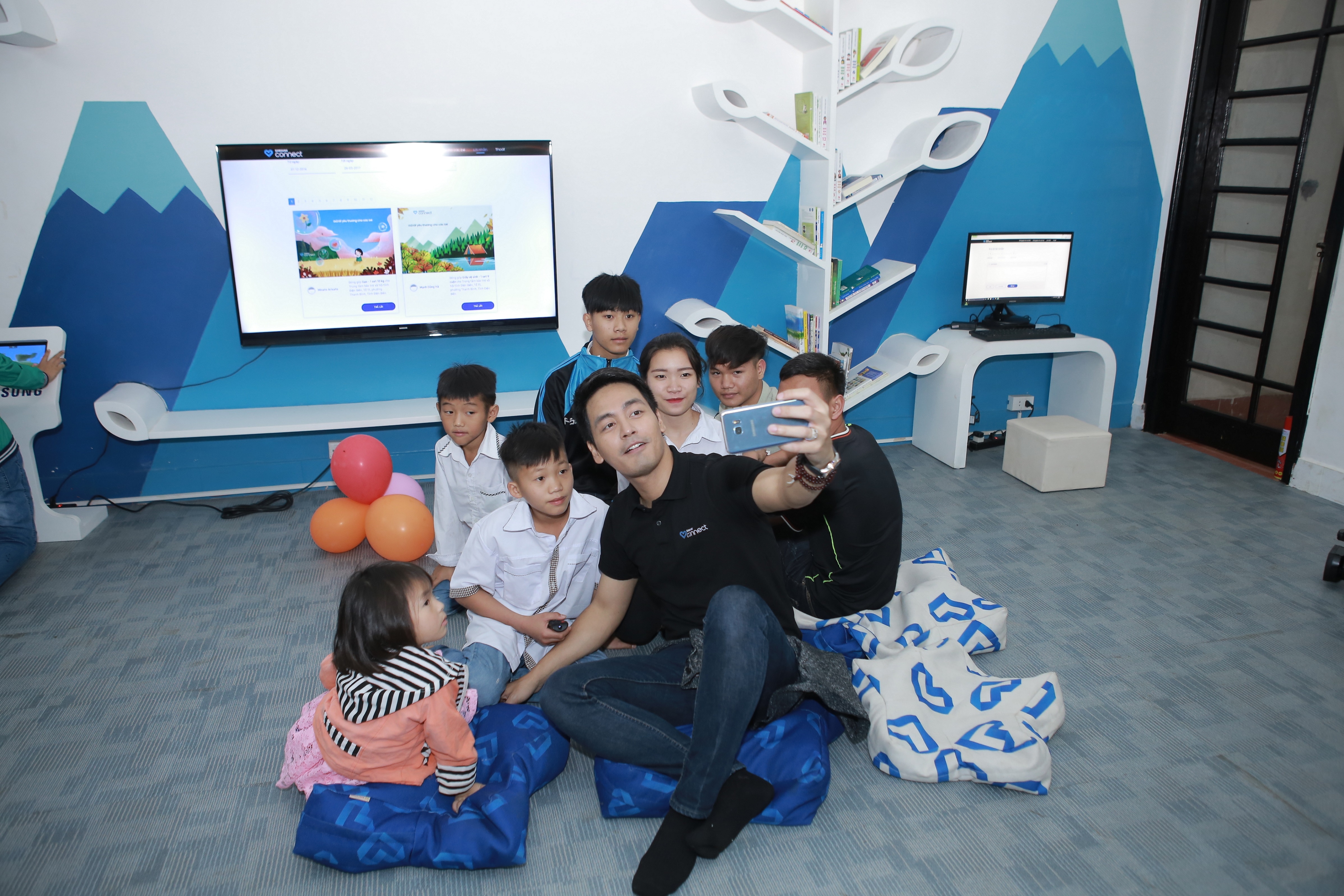 Phan Anh va Thien Minh tiep suc cho tre em Tay Bac anh 5