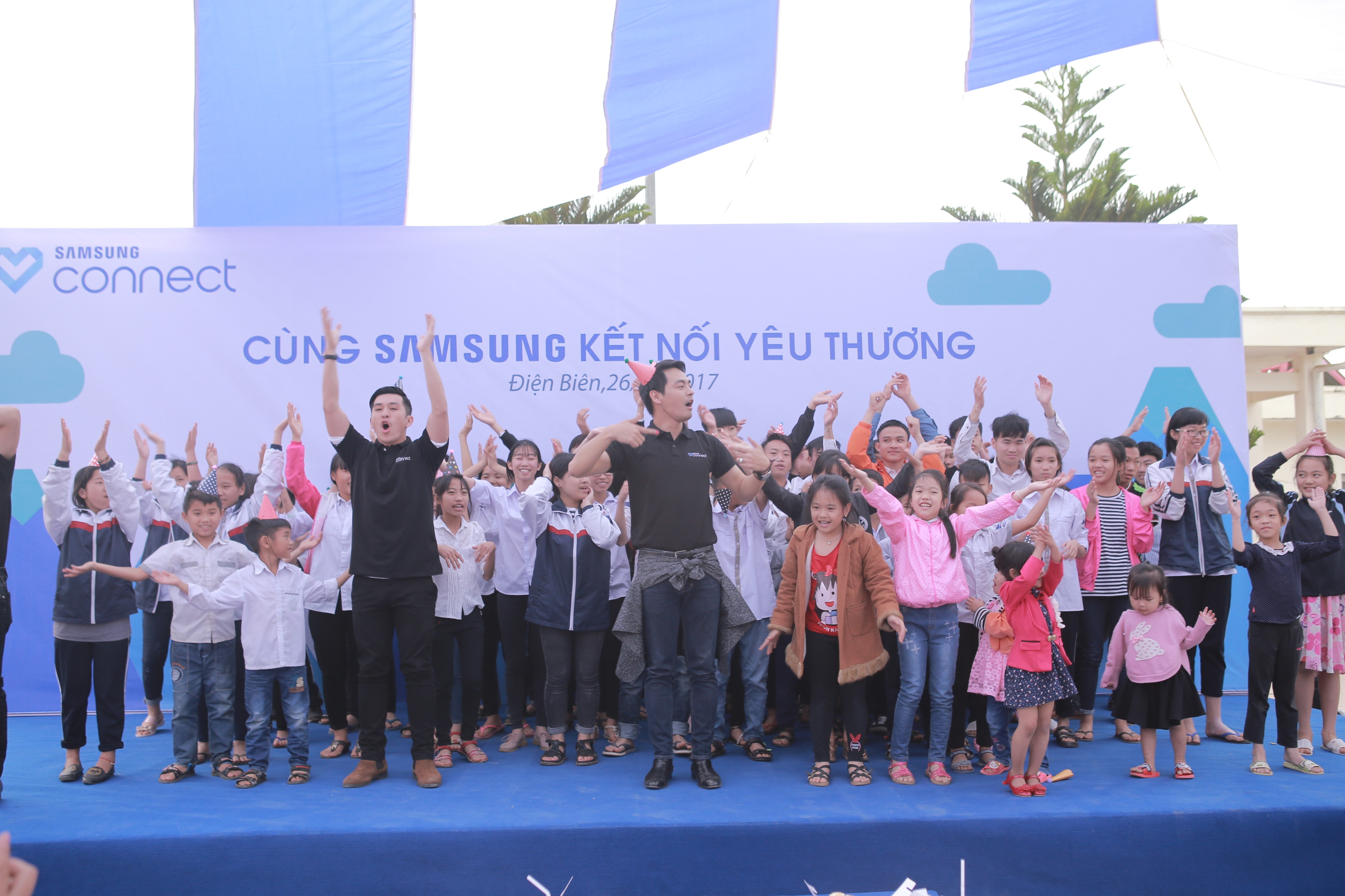 Phan Anh va Thien Minh tiep suc cho tre em Tay Bac anh 8