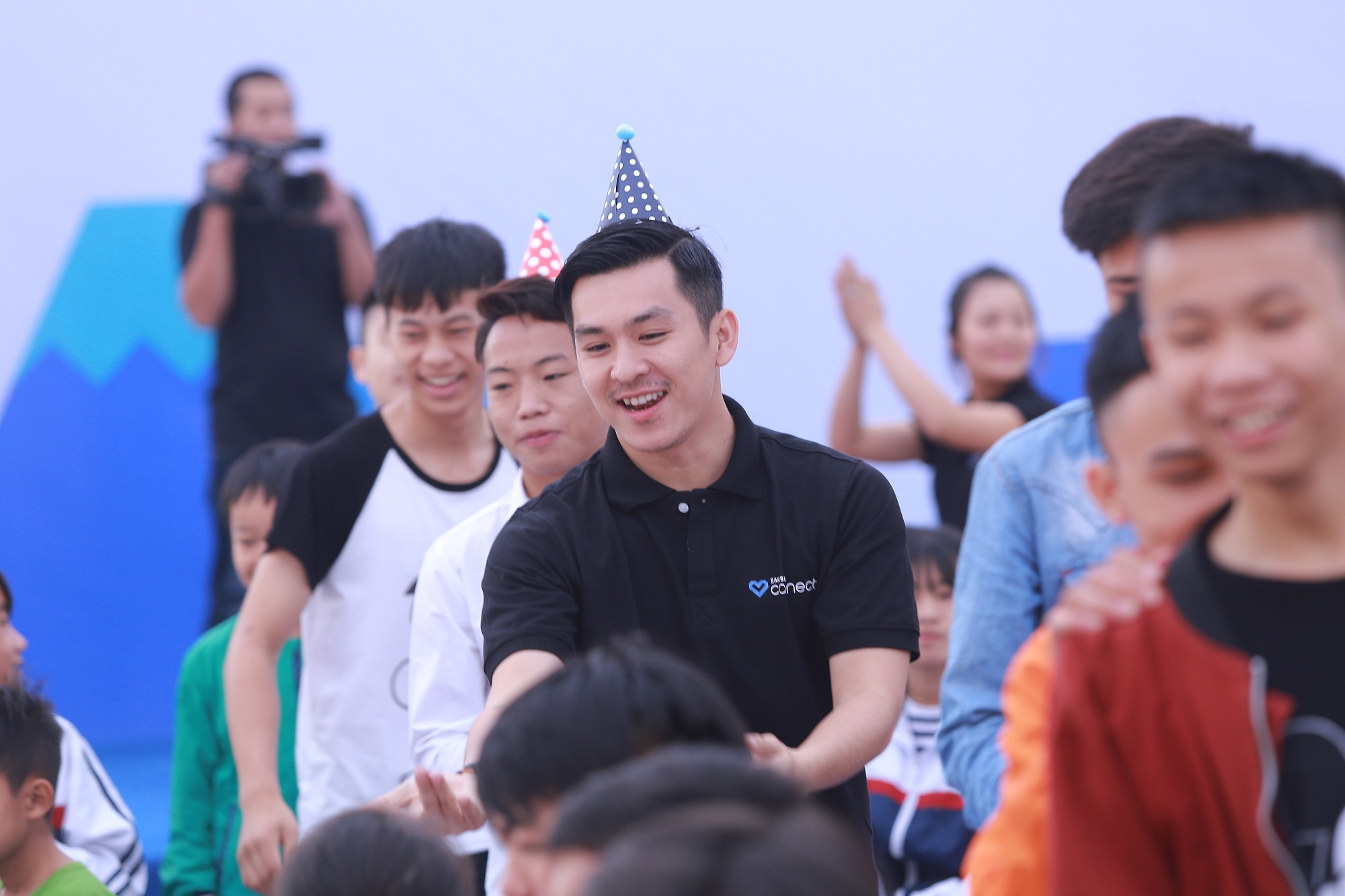 Phan Anh va Thien Minh tiep suc cho tre em Tay Bac anh 2