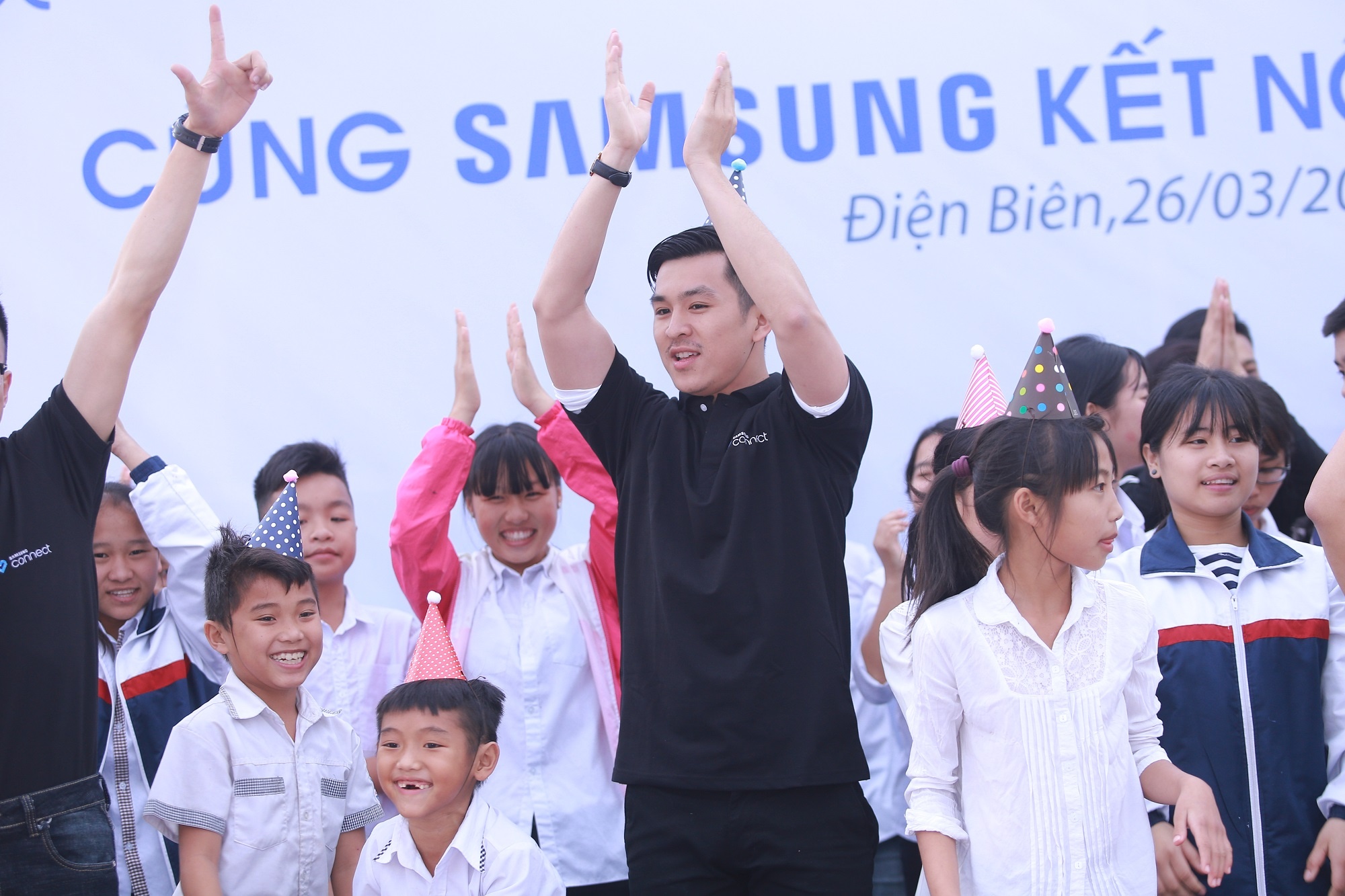 Phan Anh va Thien Minh tiep suc cho tre em Tay Bac anh 3