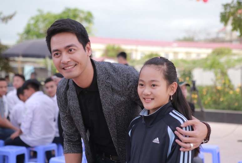 Phan Anh, Thien Minh tiep suc cho tre em Tay Bac hinh anh