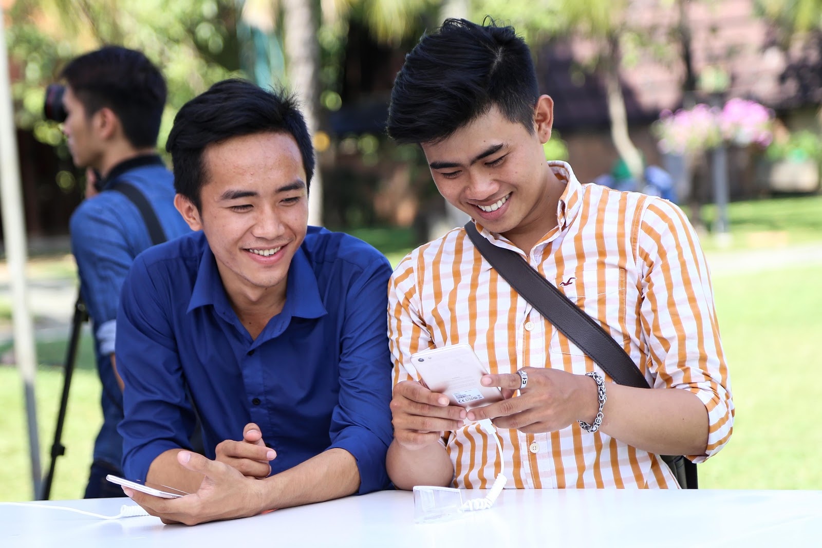 Gioi tre Sai Gon quy tu ve ngay hoi ‘Ky nguyen selfie kep’ hinh anh