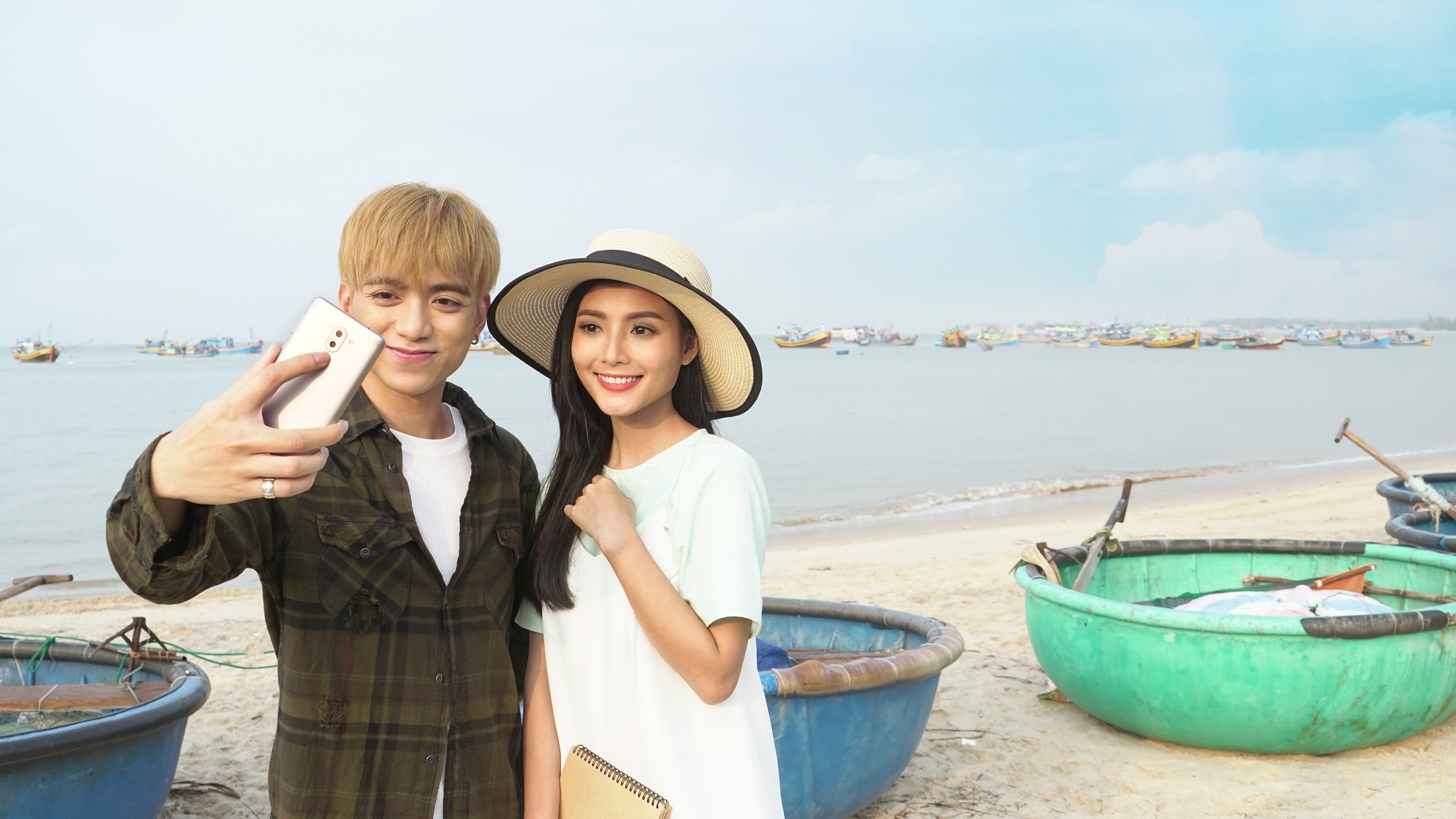 Soobin Hoang Son ngot ngao chup anh 'ban gai' tren bien hinh anh