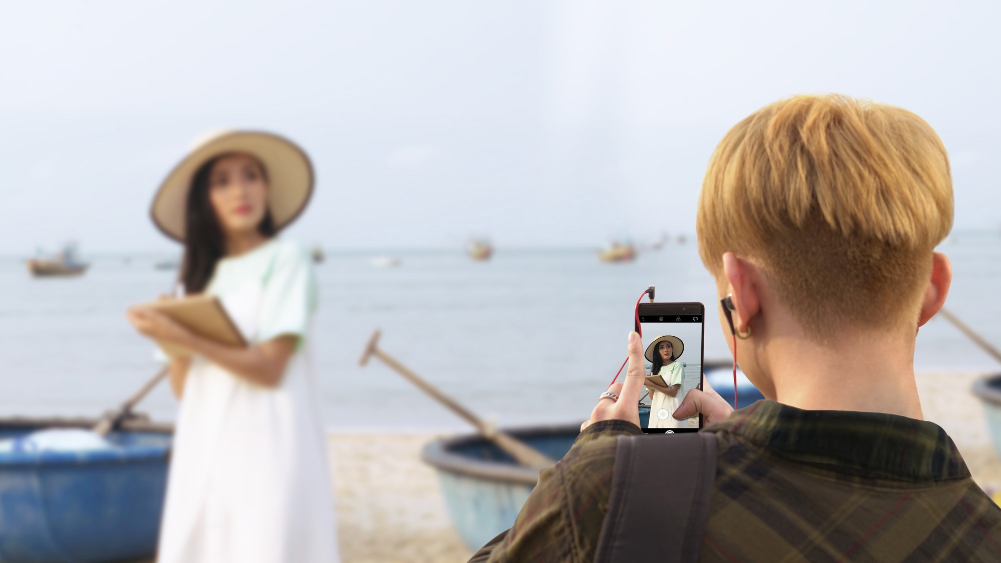 Soobin Hoàng Sơn chụp ảnh 'bạn gái' trên biển ảnh 2 Soobin Hoang Son chup anh 'ban gai' tren bien anh 2