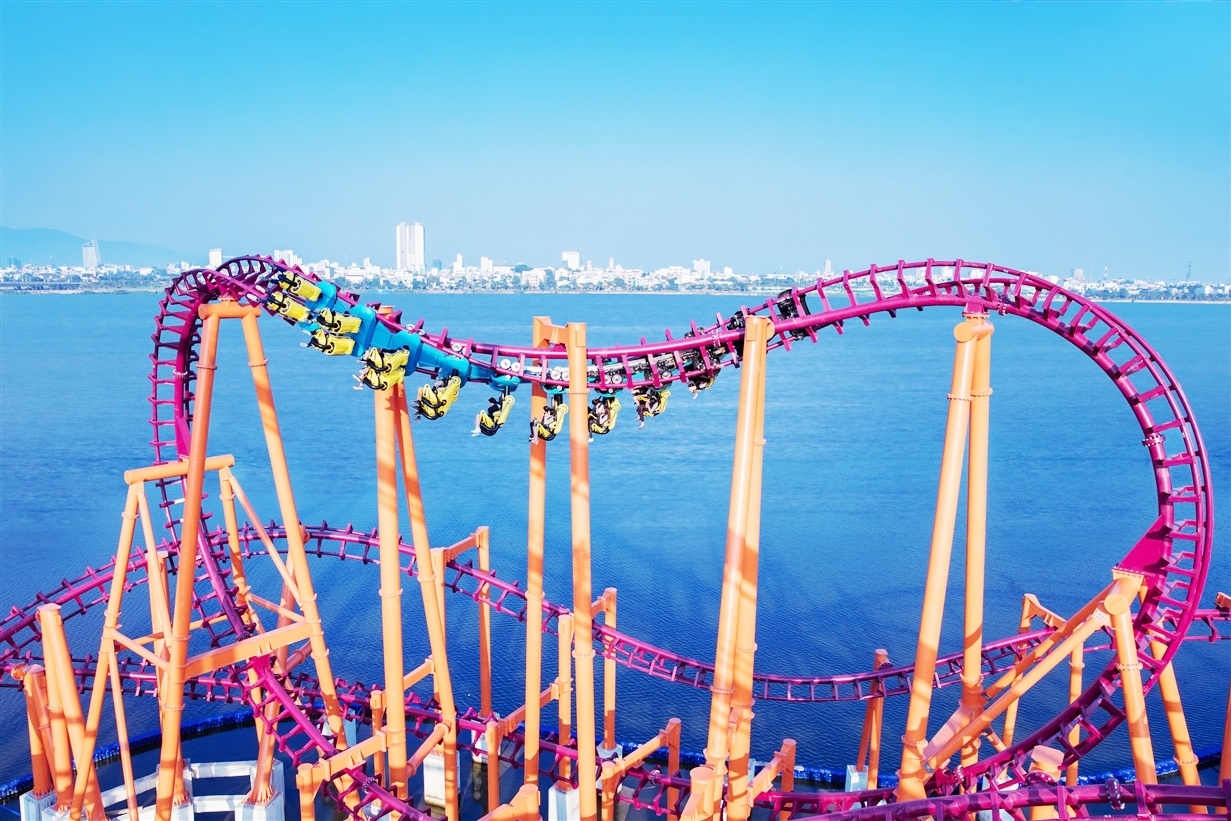 Thu thach long can dam voi tau luon dang treo tai Asia Park hinh anh