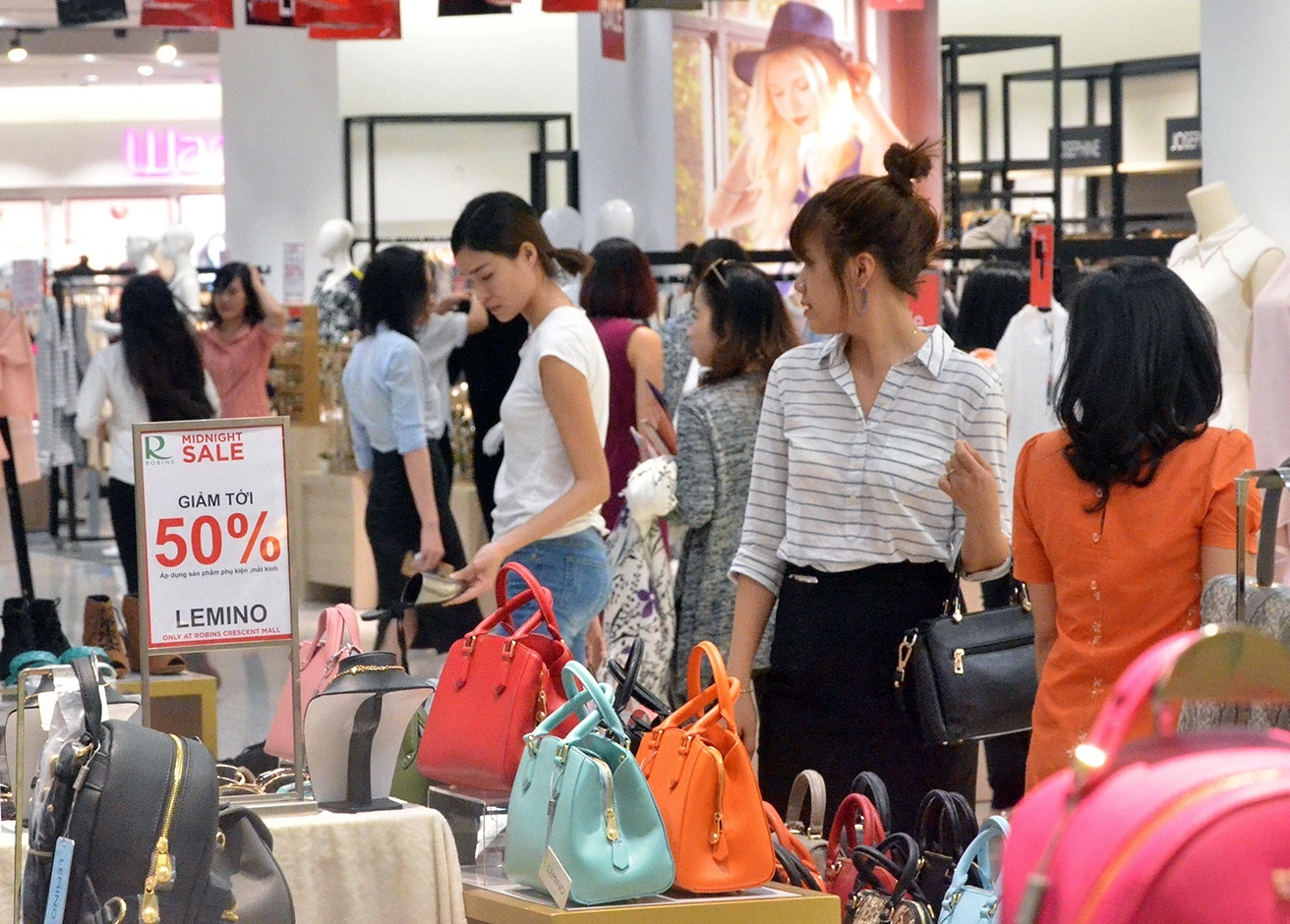 100 thuong hieu tham gia 'Sale khung den nua dem' tai Crescent Mall hinh anh
