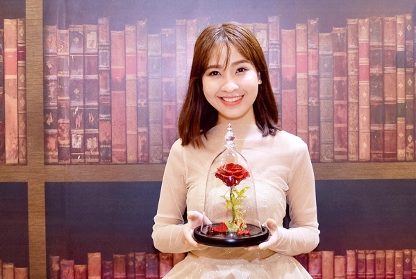 Chiem nguong doa hong co tich cua 'Nguoi dep va quai vat’ o doi thuc hinh anh