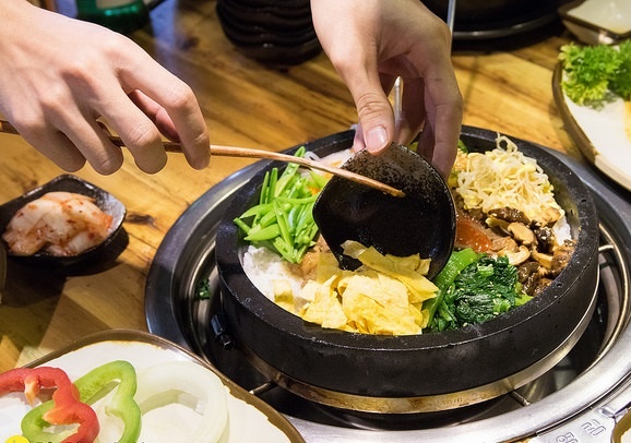 Com tron bibimbap: Su xep dat ngau hung hay dung tam cua nguoi Han? hinh anh