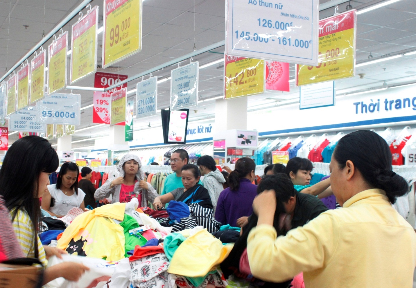 Sieu thi Co.opmart dong loat giam gia manh mung sinh nhat tu 8/4 hinh anh