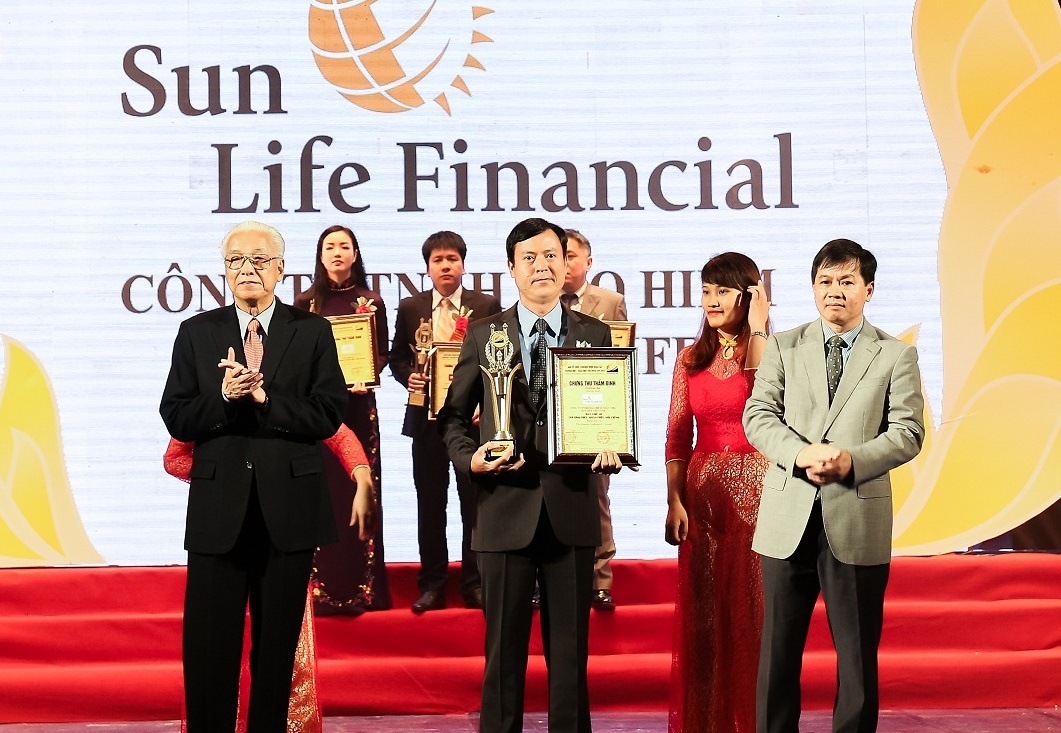 Sun Life Viet Nam dat top 10 Thuong hieu - Nhan hieu noi tieng 2017 hinh anh