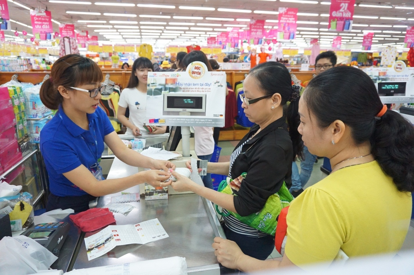 Hang tram nhan hang cung giam gia tai sieu thi Co.opmart hinh anh