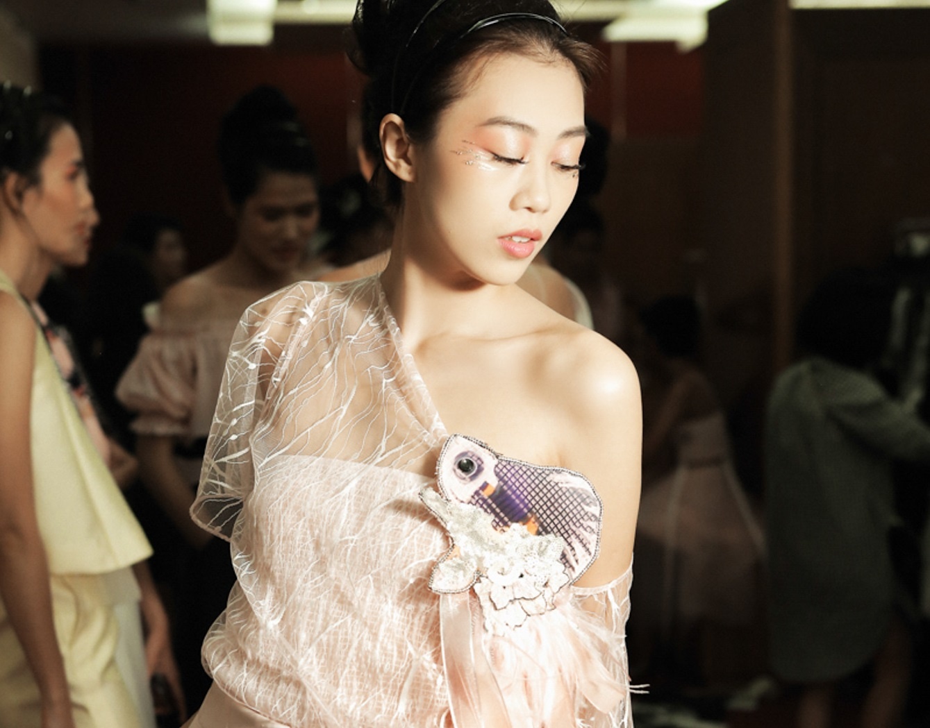 Beo nhun, hoa tiet 3D, slogan len ngoi mua xuan he hinh anh