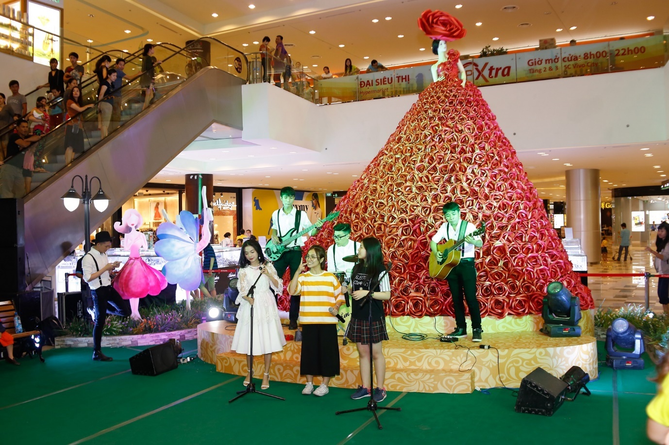 phien cho san pham du lich anh 2