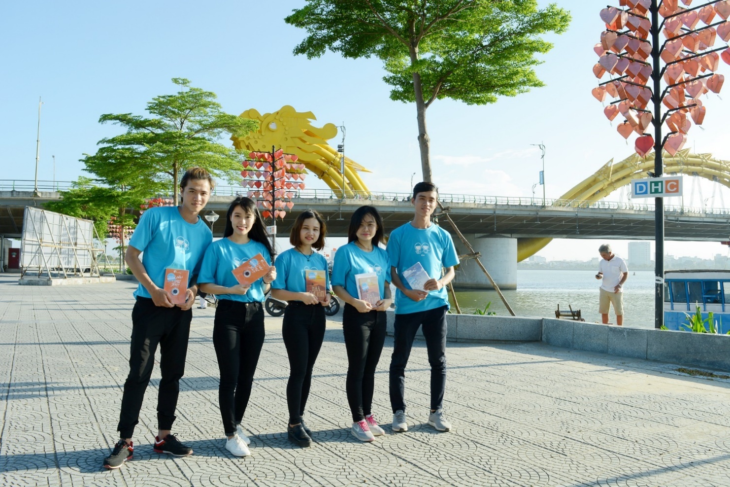 6.000 cuon sach dat ngau nhien tren pho danh tang doc gia Viet hinh anh