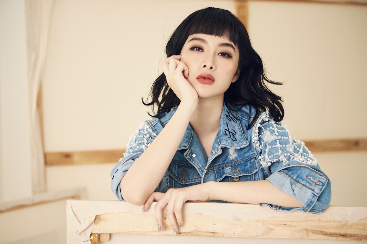Angela Phuong Trinh ra mat bo suu tap moi, livestream tren Facebook hinh anh