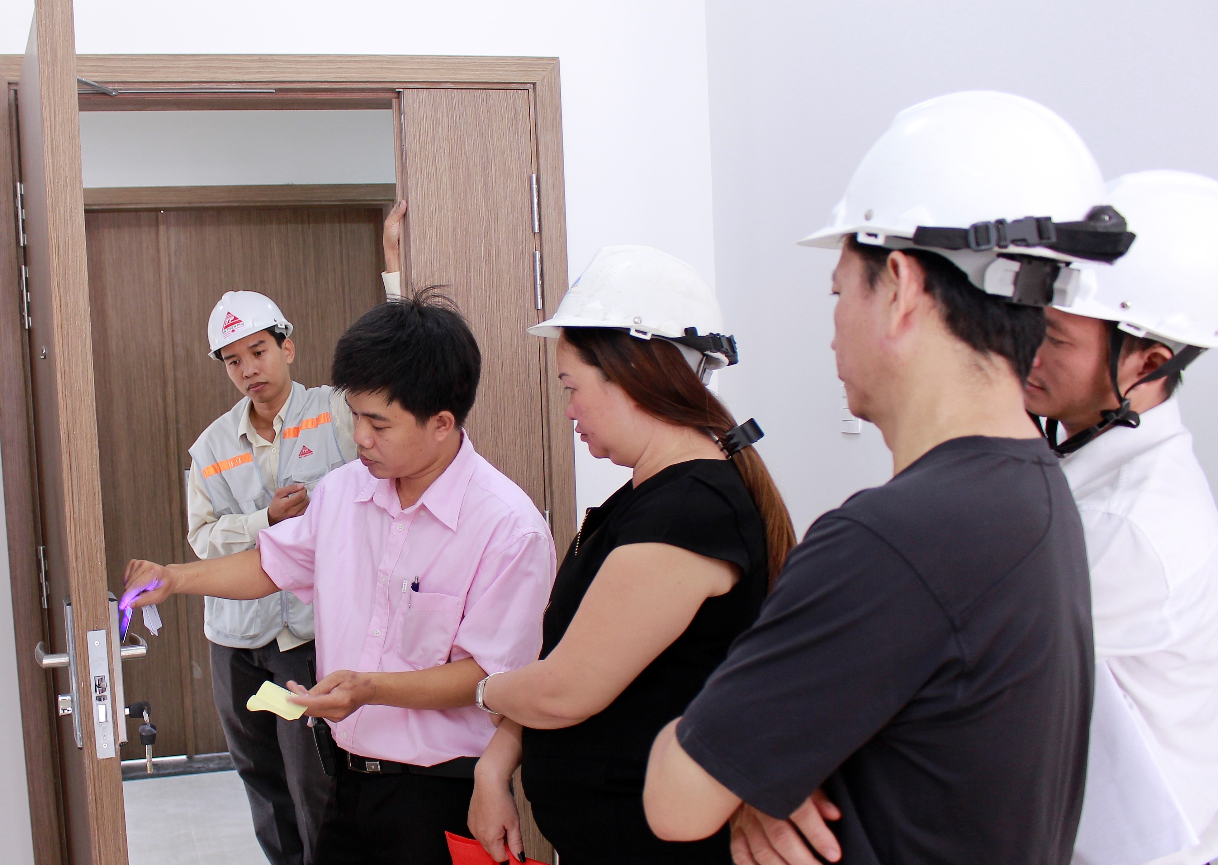 Luxcity ban giao nha dung thoi han voi day du dieu kien phap ly hinh anh