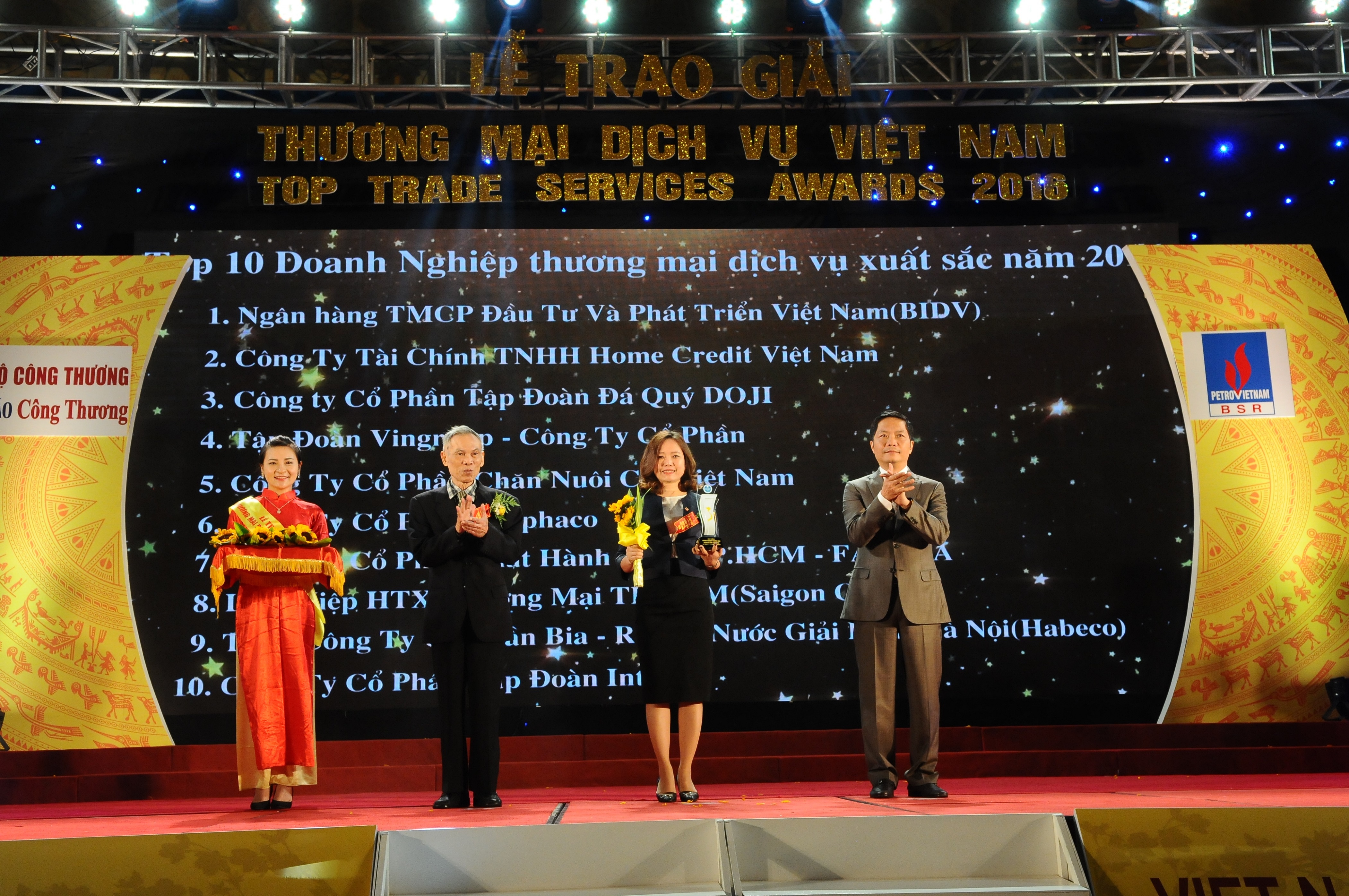 BIDV dan dau danh sach 'Doanh nghiep Thuong mai Dich vu xuat sac' hinh anh