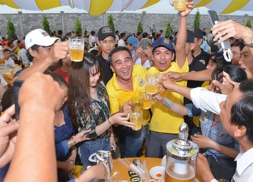 Van hoa uong bia dam chat mien Tay tai le hoi bia Chi Cot hinh anh