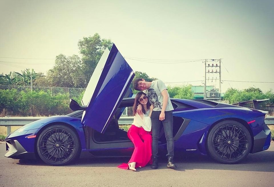 Doanh nhan Minh Nhua dem nguoc ngay ra bien so sieu xe 80 ty dong hinh anh