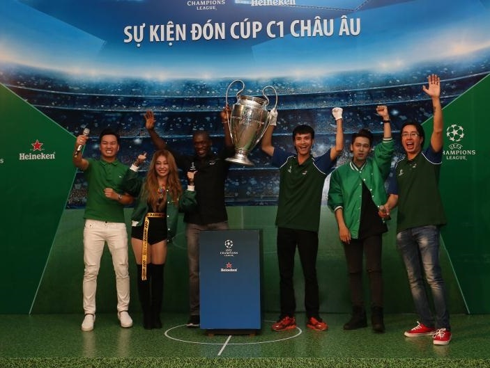 Khong khi le hoi don cup C1 cung Ronaldinho, anh em De Boer va Seedorf hinh anh