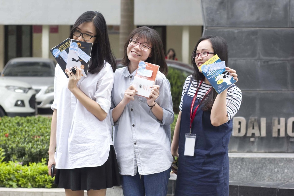 Sinh vien ru nhau ‘san’ sach tang mien phi hinh anh