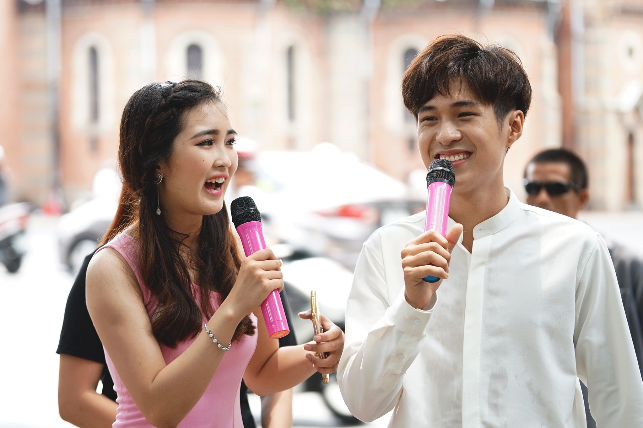 Otis tiet lo mau ban gai trong mo anh 2