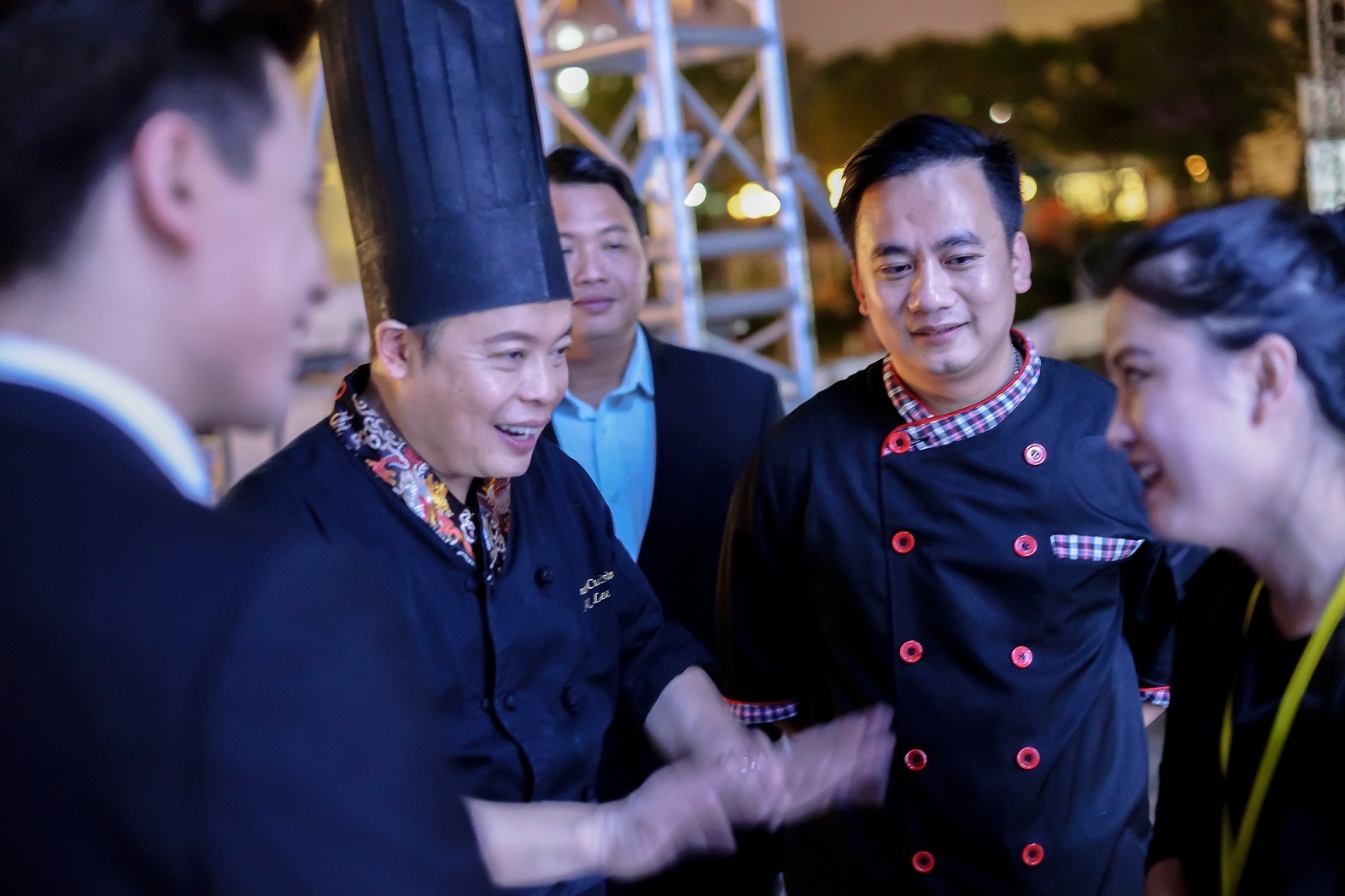 Dau bep Viet chia se ve ‘Bua toi ngoi sao’ hinh anh