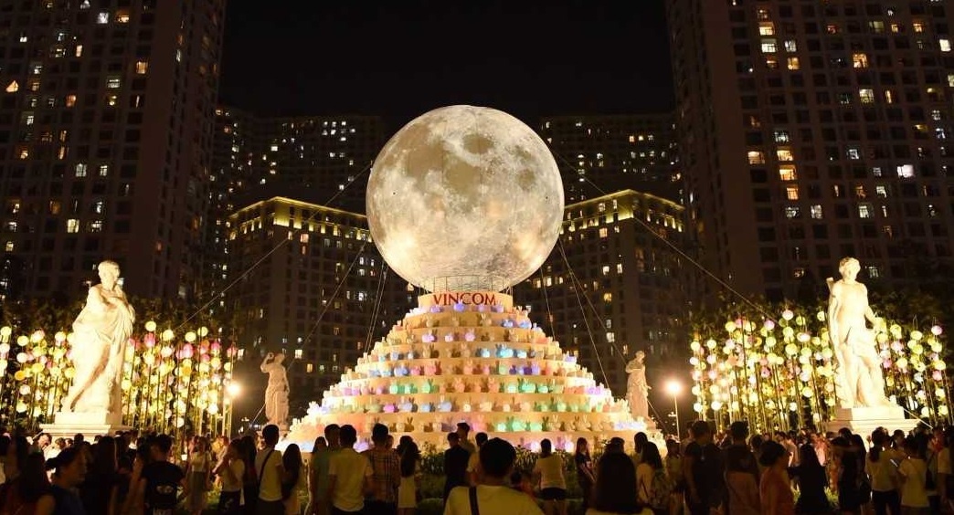 Sieu trang doc dao tai Vincom Mega Mall Royal City hut khach tham quan hinh anh