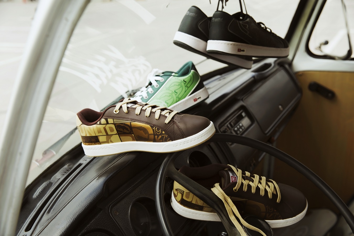 Nhung mau sneaker nang dong cho gioi tre hinh anh