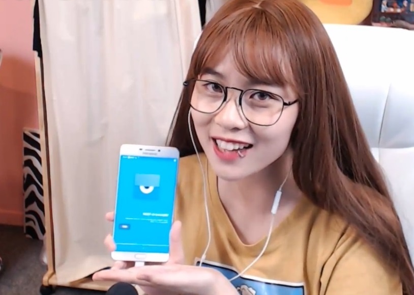 Trai nghiem streaming e-Sports bang Galaxy C9 Pro hinh anh