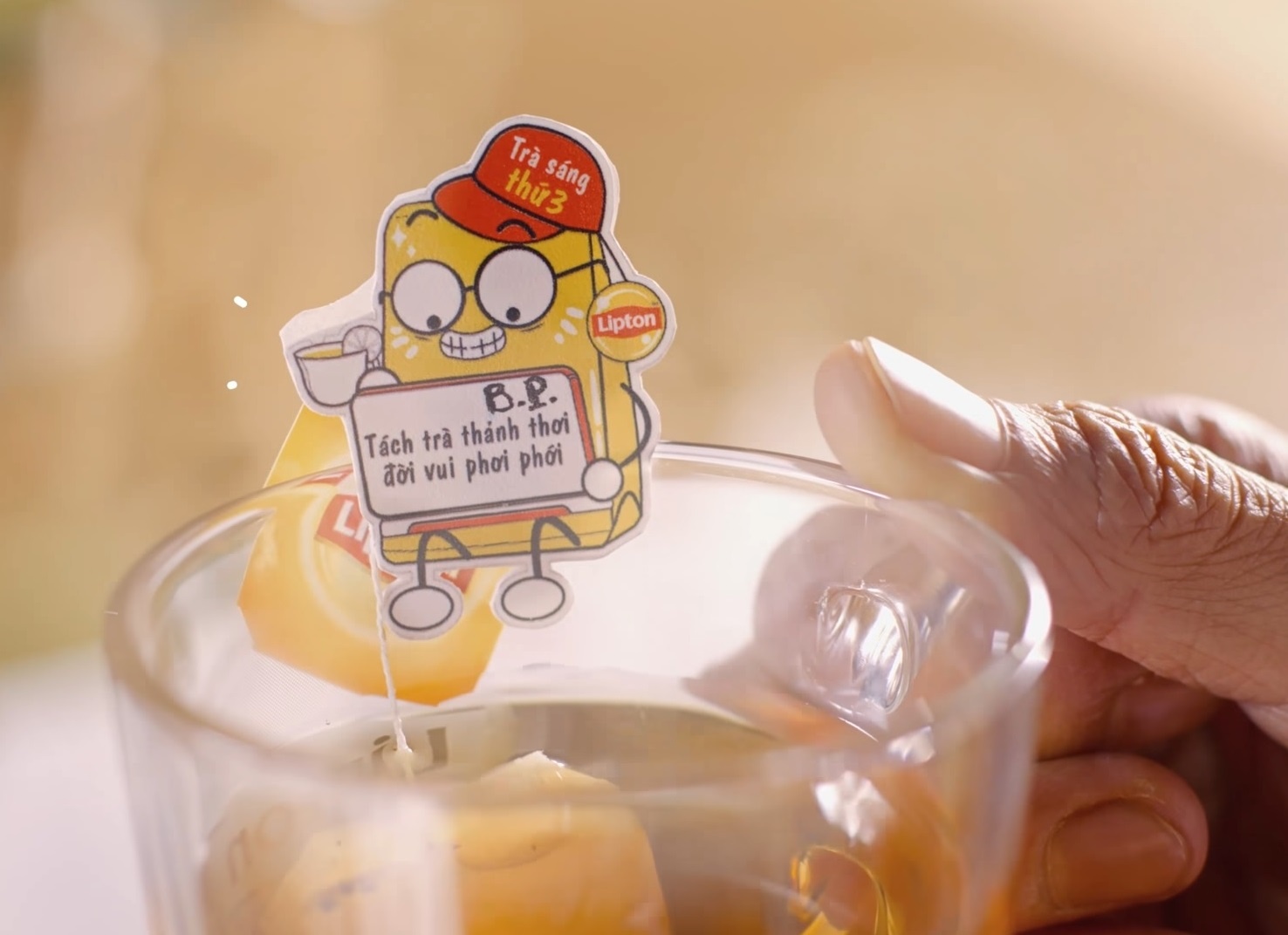 Fan Bich Phuong ‘san lung’ bo kep giu tra trong ‘La la ngay moi’ hinh anh