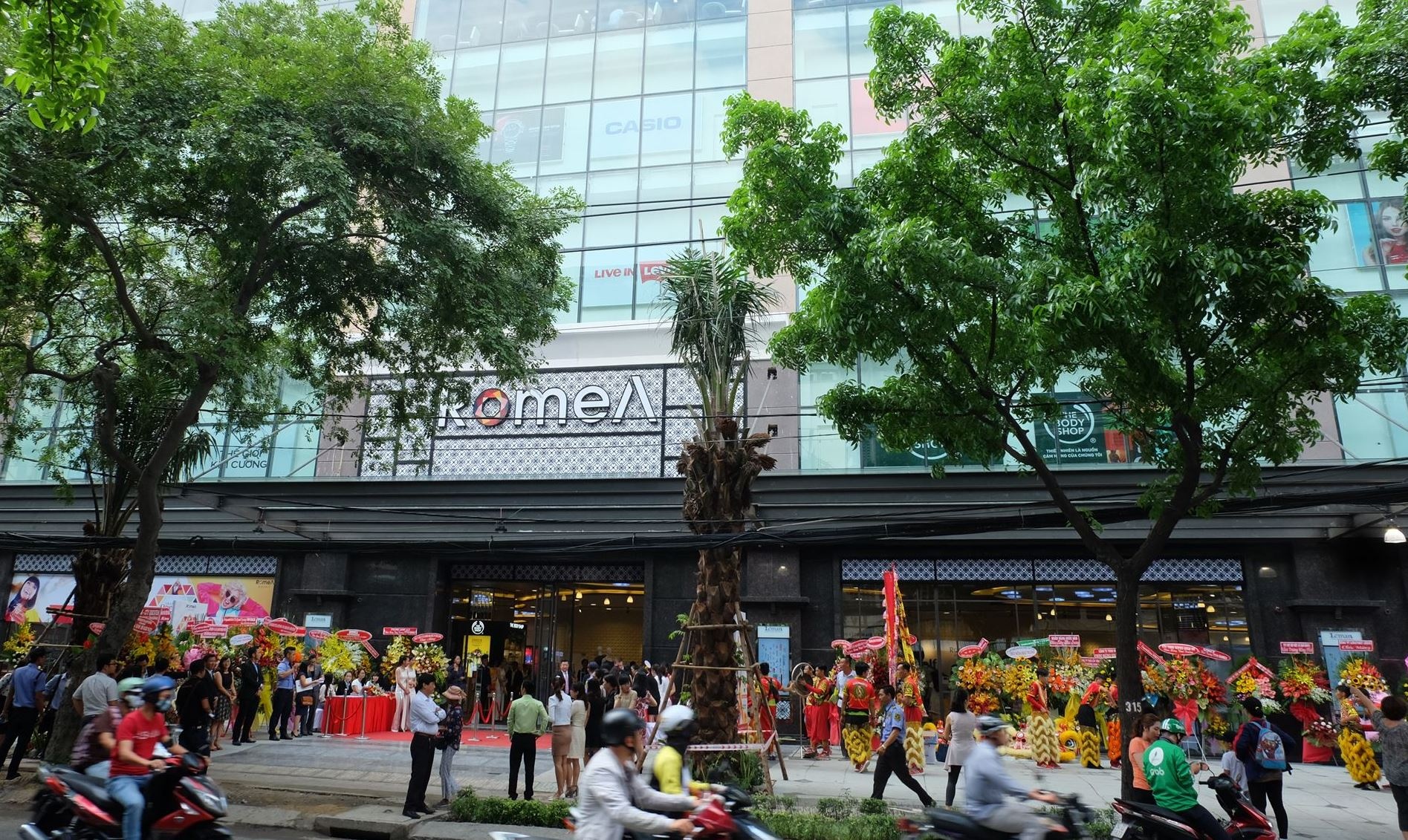 trung tam thuong mai anh 1