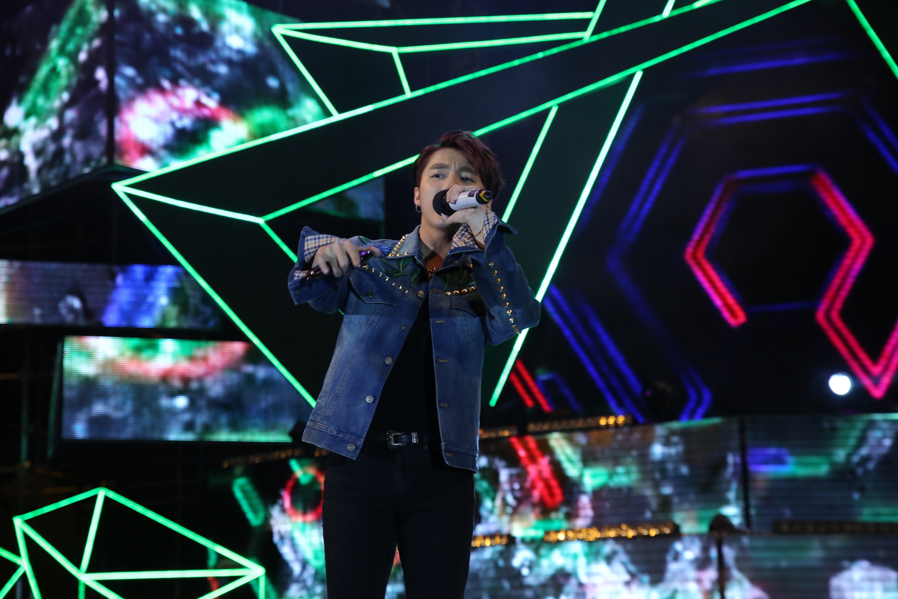 Son Tung M-TP, Toc Tien 'quay' tot dinh tren san khau EDM hinh anh